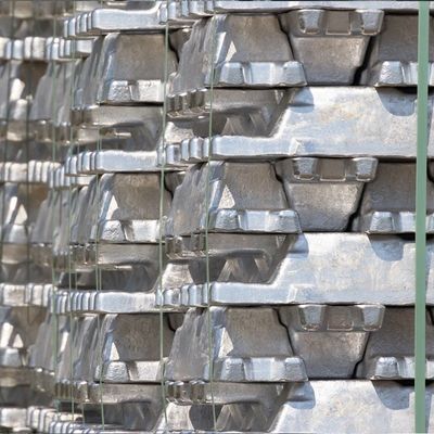 2,823 g / cm3 Srebrzystobiałe wlewki aluminiowe ADC12 Wlewki żelazne YZAlSi11Cu3